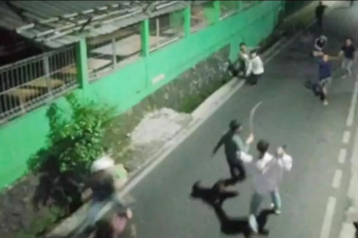 Screenshot rekaman kamera pengawas aksi tawuran remaja di Lubang Buaya, Jakarta, Sabtu (20/8/2022).