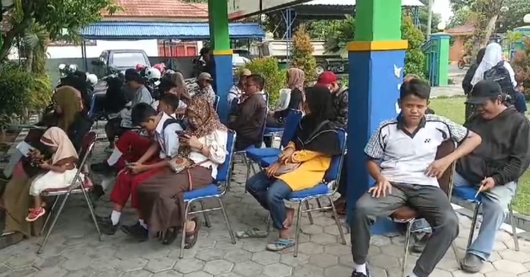Antrean mengurus surat keterangan DTKS di kantor Dinas Sosial (Dinsos) Kabupaten Sragen, Senin (24/6/2024). (Ahmad Khairudin/Radar Solo)