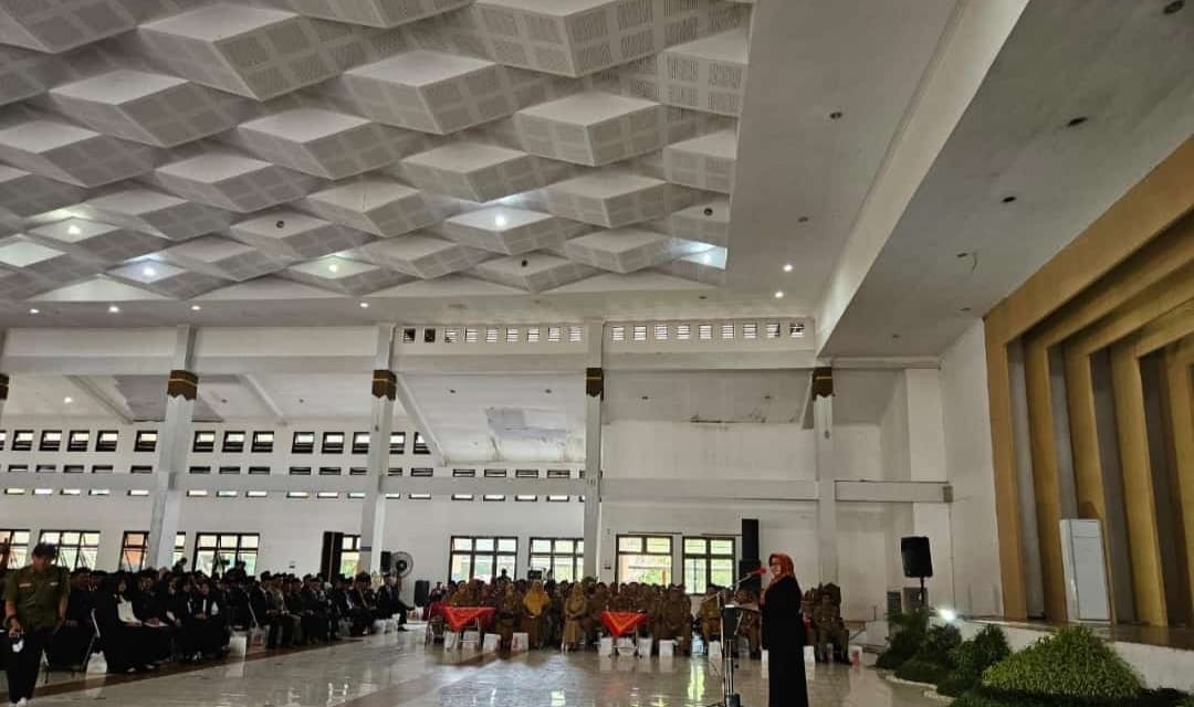 Penyerahan SK perpanjangan masa jabatan BPD di Kabupaten Sragen, Senin (24/6/2024). (Ahmad Khairudin/Radar Solo)