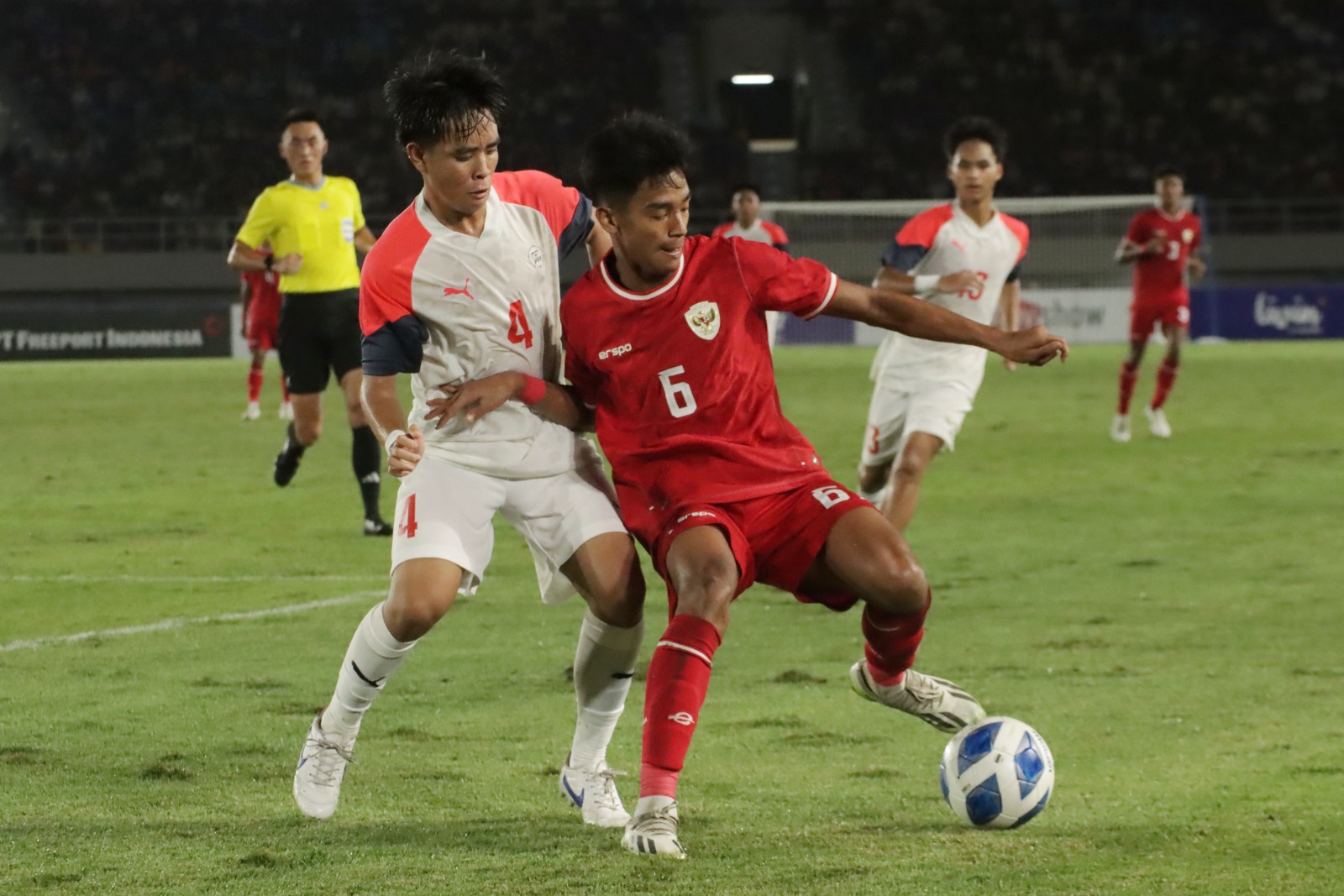 Gelandang Timnas Indonesia U-16 Evandra Florasta (kiri) saat melawan Filipina di Stadion Manahan, tadi malam (24/6).