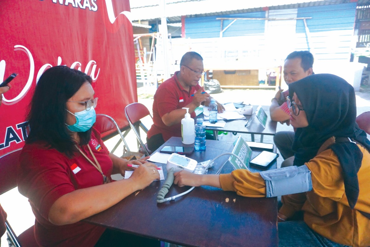 CEK KESEHATAN: Warga mengecek tensi pada saat acara sambang warga di Desa Gatak, Kecamatan Ngawen, Klaten.