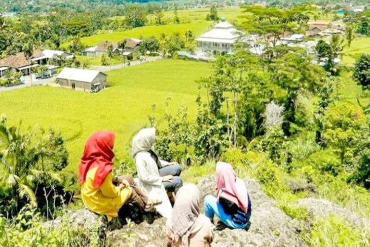 EKOSTIS: Wisatawan menikmati panorama alam dari puncak Bukit Padas Malang, Jenawi, Karanganyar.