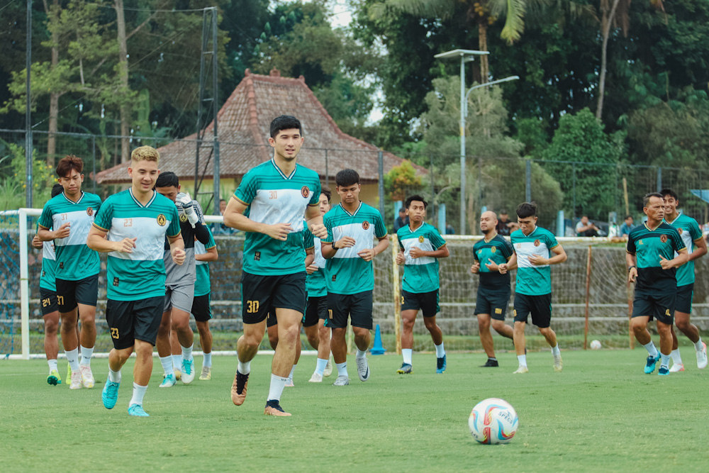 Pemain PSS Sleman berlatih di Lapangan Pakembinangun, Sleman, Senin (24/6) sore.