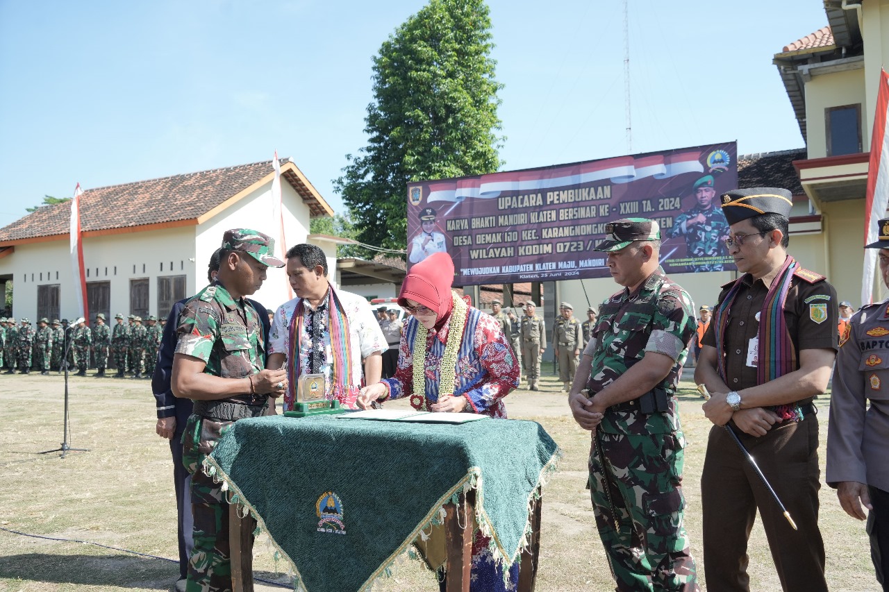 Bupati Klaten Sri Mulyani tanda tangani dokumen pembukaan KBMKB di Desa Demakijo, Kecamatan Karangnongko, Klaten.