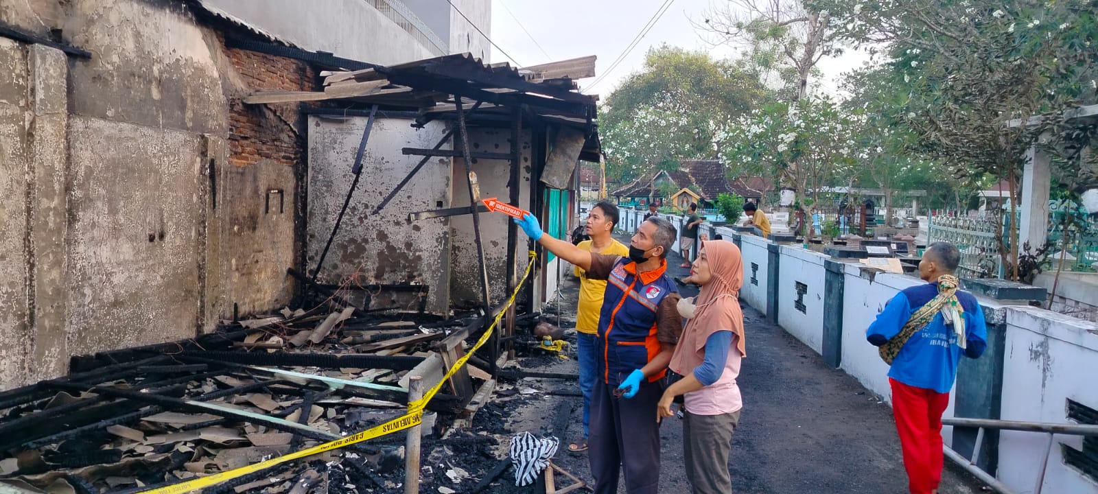 Polisi menggelar olah TKP kebakaran di ruko kampung Widoro, Kelurahan Sragen Wetan, Kecamatan Sragen, Selasa (25/6/2024). (Ahmad Khairudin/Radar Solo)