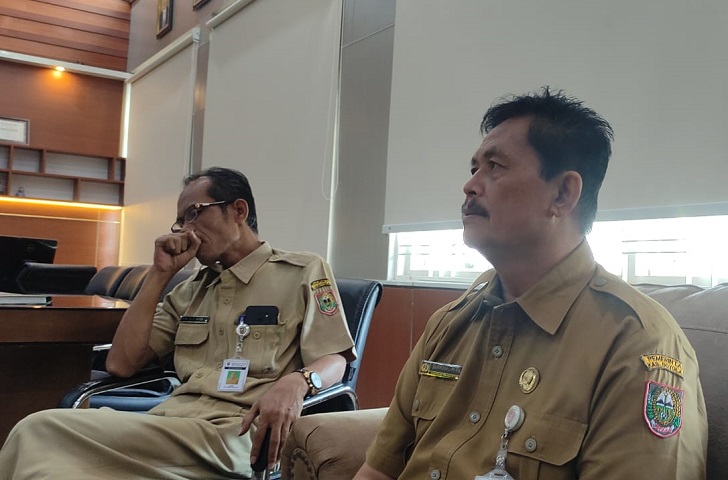 Kadisdikbud Boyolali Supana (kanan) beri keterangan terkait keluhan penarikan sewa bangku dan buku di SMPN 2 Boyolali, Selasa (25/6/2024).