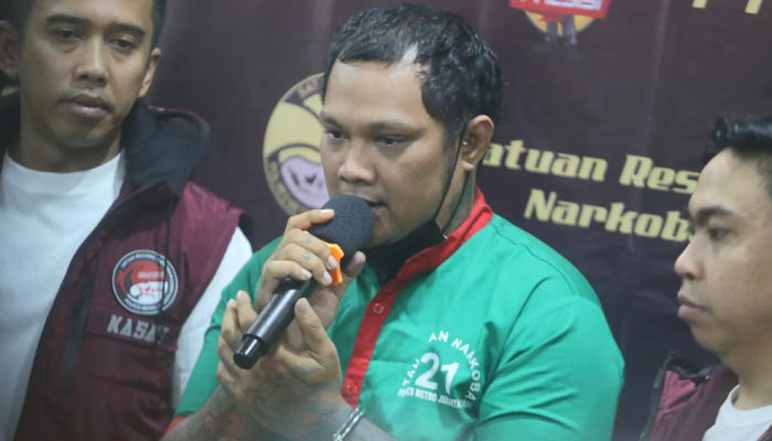 Musisi Virgoun dalam rilis kasus penyalahgunaan narkoba di Mapolres Jakarta Barat.