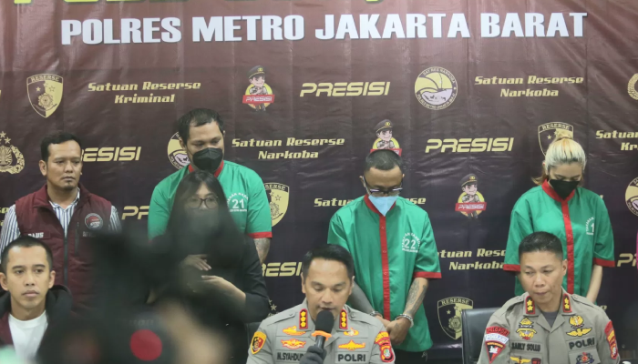 Virgoun bersama teman wanitanya berinisial PA, dan kru Last Child B, saat rilis kasus penyalahgunaan narkoba.