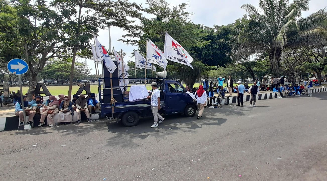 Ratusan karyawan PT Kusuma Group mendatangi kantor bupati Karanganyar untuk memperjuangkan nasib. (Rudi Hartono/Radar Solo)