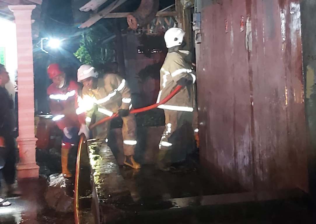 Tim damkar berusaha padamkan api di rumah lansia Desa Bendo, Kecamatan Pedan, Klaten. (Angga Purenda/Radar Solo)