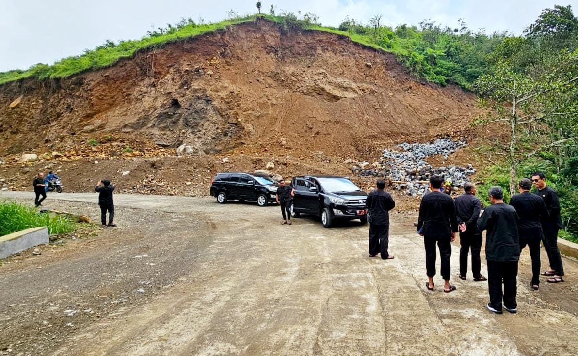 Pejabat Pemkab Karanganyar saat mengecek pengembangan wisata Margo Lawu di kebuh teh Kemuning, Ngargoyoso. (Rudi Hartono/Radar Solo)