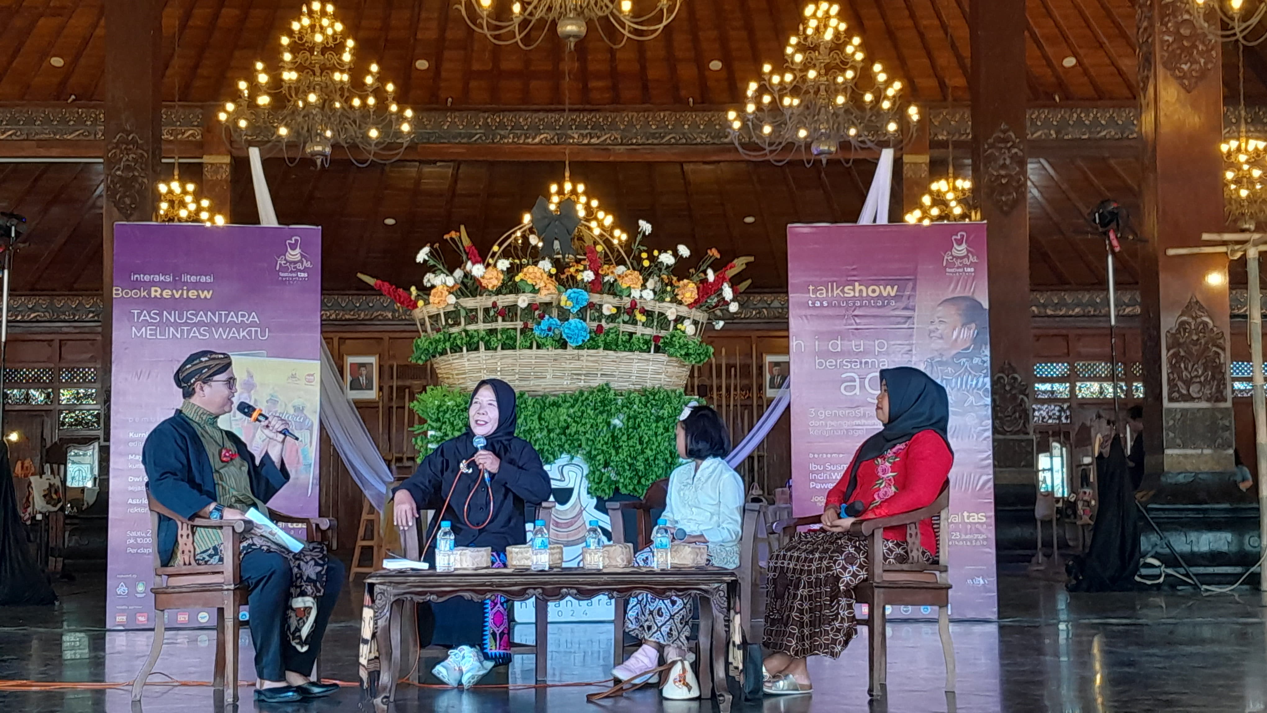 Susmirah (baju hitam) bersama sang anak Indri Widianti (baju merah) di event Festara Soolo, sabtu lalu (22/6). (MAULIDA AFIFA/RADAR SOLO)