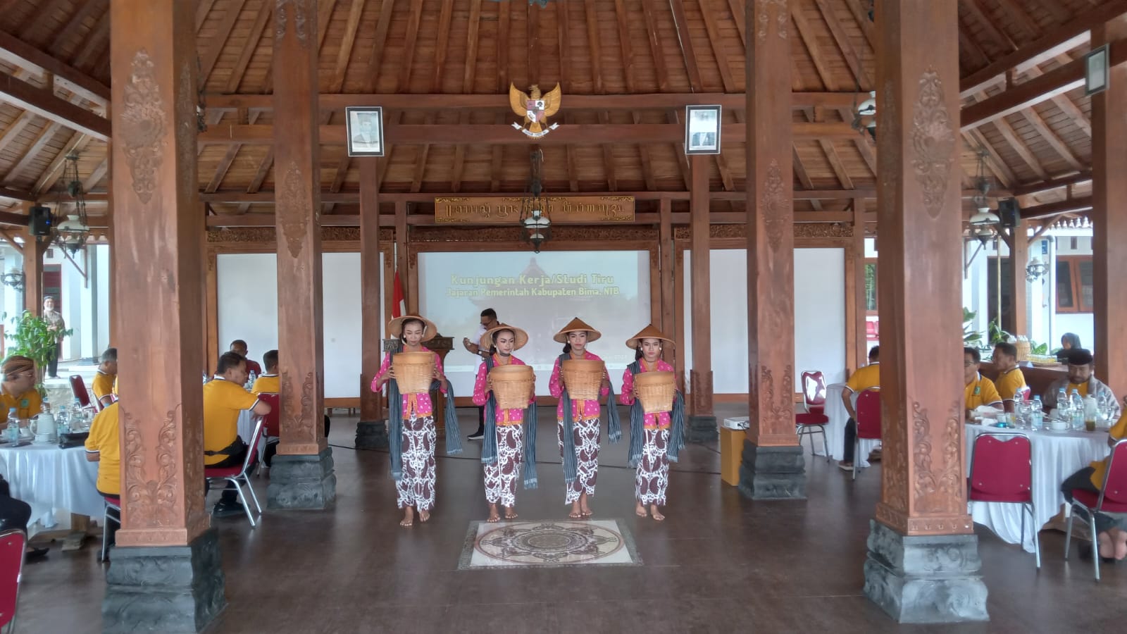 Sejumlah penari membawakan tarian jamu gendong, yang ditampilkan untuk menyambut tamu di balai Desa Jangglengan, Kecamatan Nguter, Sukoharjo, Rabu (26/6).