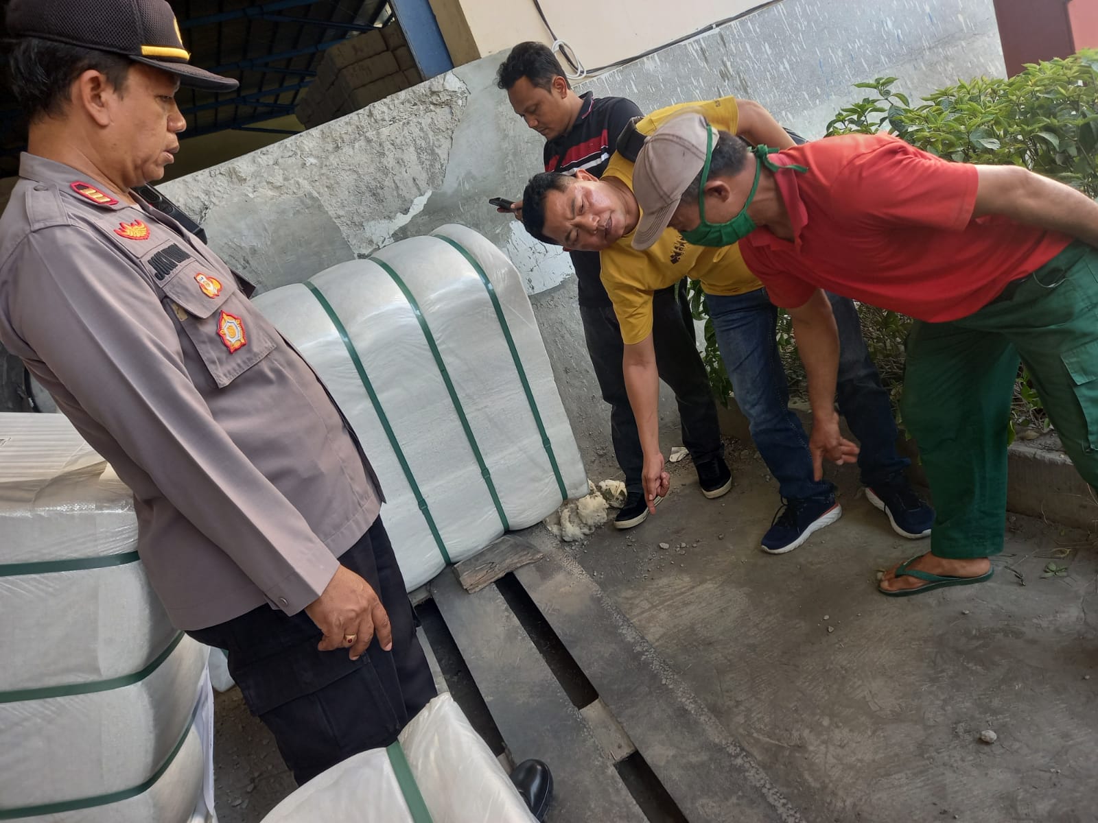 Polisi menggelar olah TKP kecelakaan kerja yang menyebabkan karyawan pabrik tekstil di Gondang, Sragen meninggal, Rabu  (26/6/2024). (Ahmad Khairudin/Radar Solo)