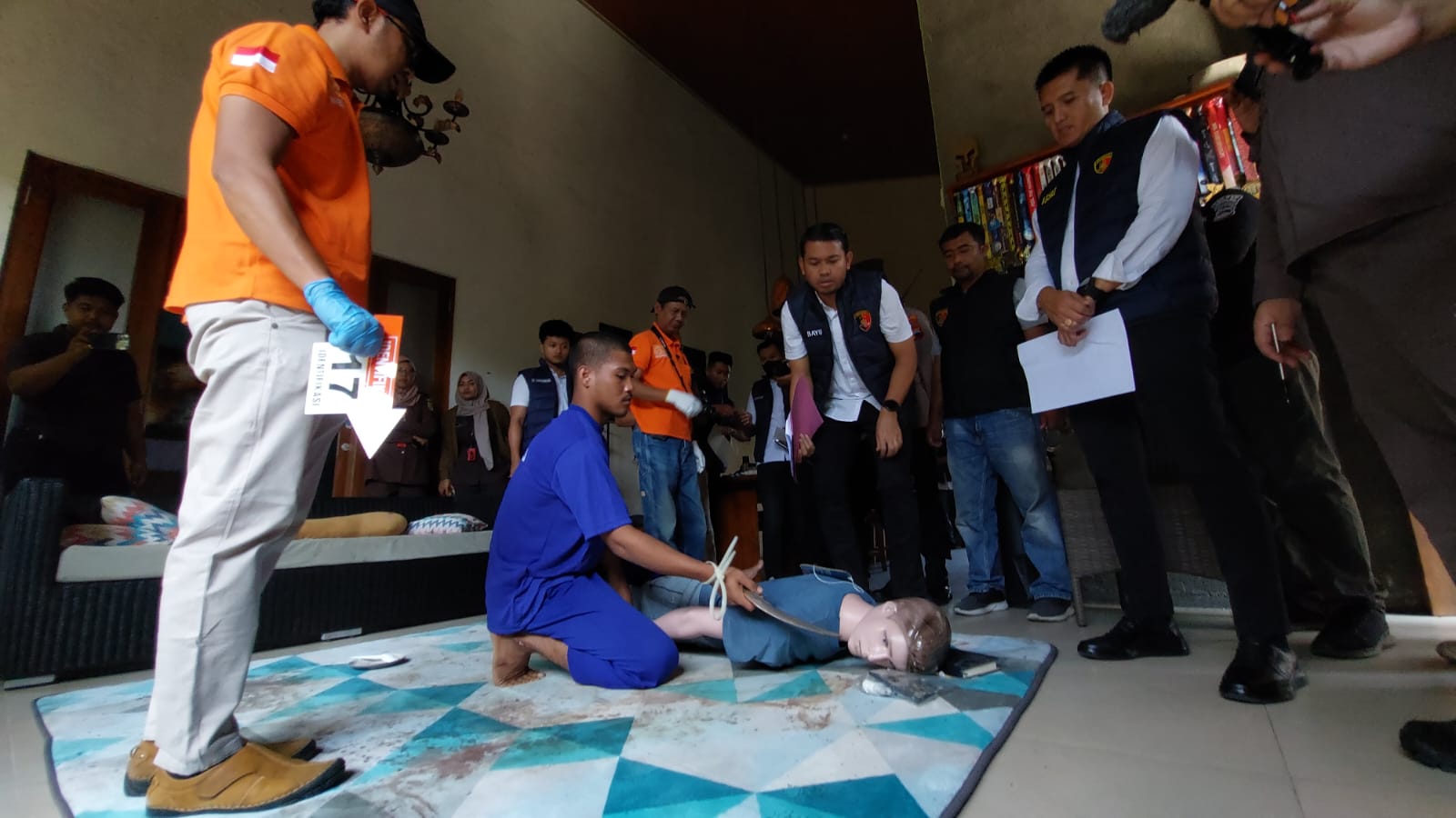 Irwan memeragakan salah satu adegan dalam rekonstruksi pembunuhan Bayu Handono, pengusaha tembaga di Boyolali, Rabu (26/6/2024).