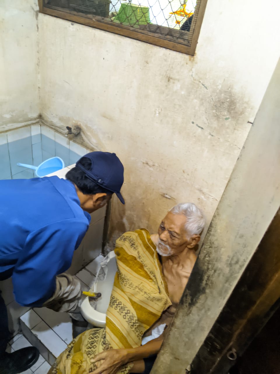 Petugas Damkar Boyolali memecah kloset duduk untuk mengevekuasi Sumadi, warga Kelurahan Banaran, Rabu (26/6/2024).