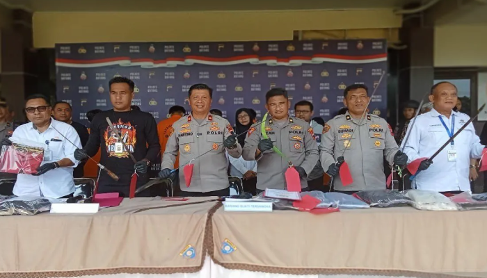Wakapolres Batang Kompol Hartono saat konferensi pers pengungkapan kasus tawuran antargeng motor yang tewaskan seorang remaja di Batang, Rabu (26/6).
