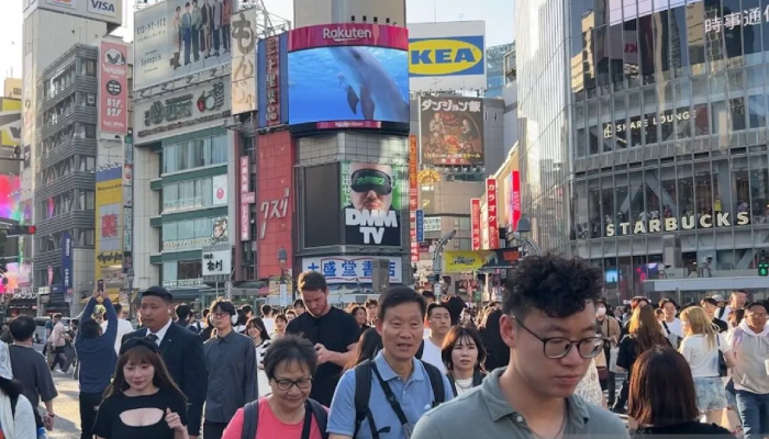 Warga dan wisatawan berada di pusat destinasi wisata populer Shibuya Crossing, Tokyo, Jepang.