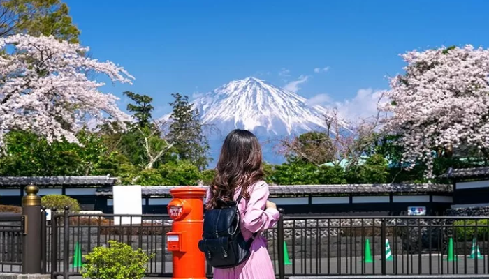 Keindahan alam Jepang selalu menjadi daya tarik wisatawan.