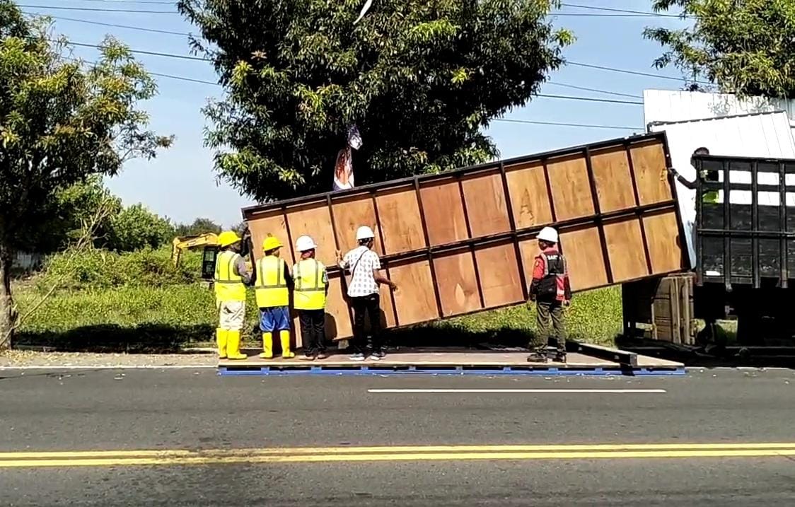 Pekerja pembangunan rumah pensiun Presiden Jokowi di Desa Blulukan, Colomadu, Karanganyar mulai menurunkan sejumlah material, Rabu (26/6/2024). (Rudi Hartono/Radar Solo)