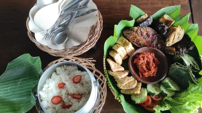 LENGKAP: Nasi liwet stroberi biasa disajikan dengan ayam goreng, ikan bakar, iga hingga lalapan.