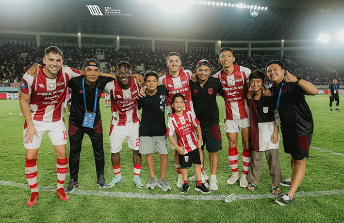 roni (pojok kiri) bersama pemain Persis Solo lainnya, yakni Moussa Sidibe (tiga dari kiri), Alexis Messidoro (lima dari kiri), dan Eky Taufik (tiga dari kanan) usai laga Liga 1 musim lalu.