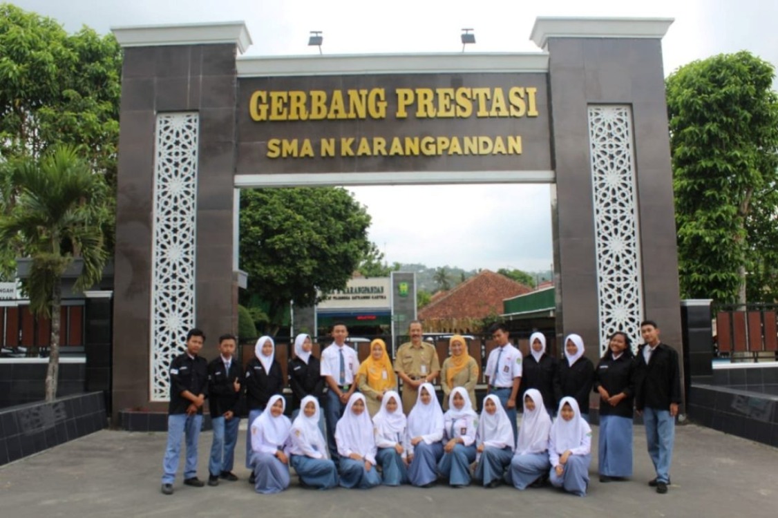 Suasana di halaman depan SMAN Karangpandan, Karanganyar.