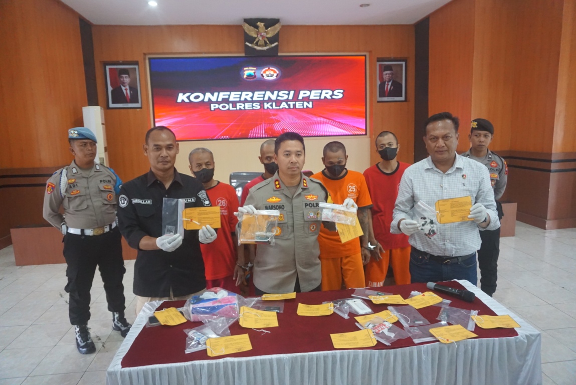 Kapolres Klaten AKBP Warsono (tengah) bersama jajaran saat menunjukkan pengungkapan kasus narkoba pada Februari 2024. (Angga Purenda/Radar Solo)
