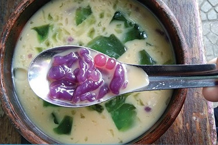 Es dawet ungu Pasar Tegalgede Karanganyar. Cendolnya terbuat dari campuran saripati ubi ungu khas lereng Gunung Lawu.