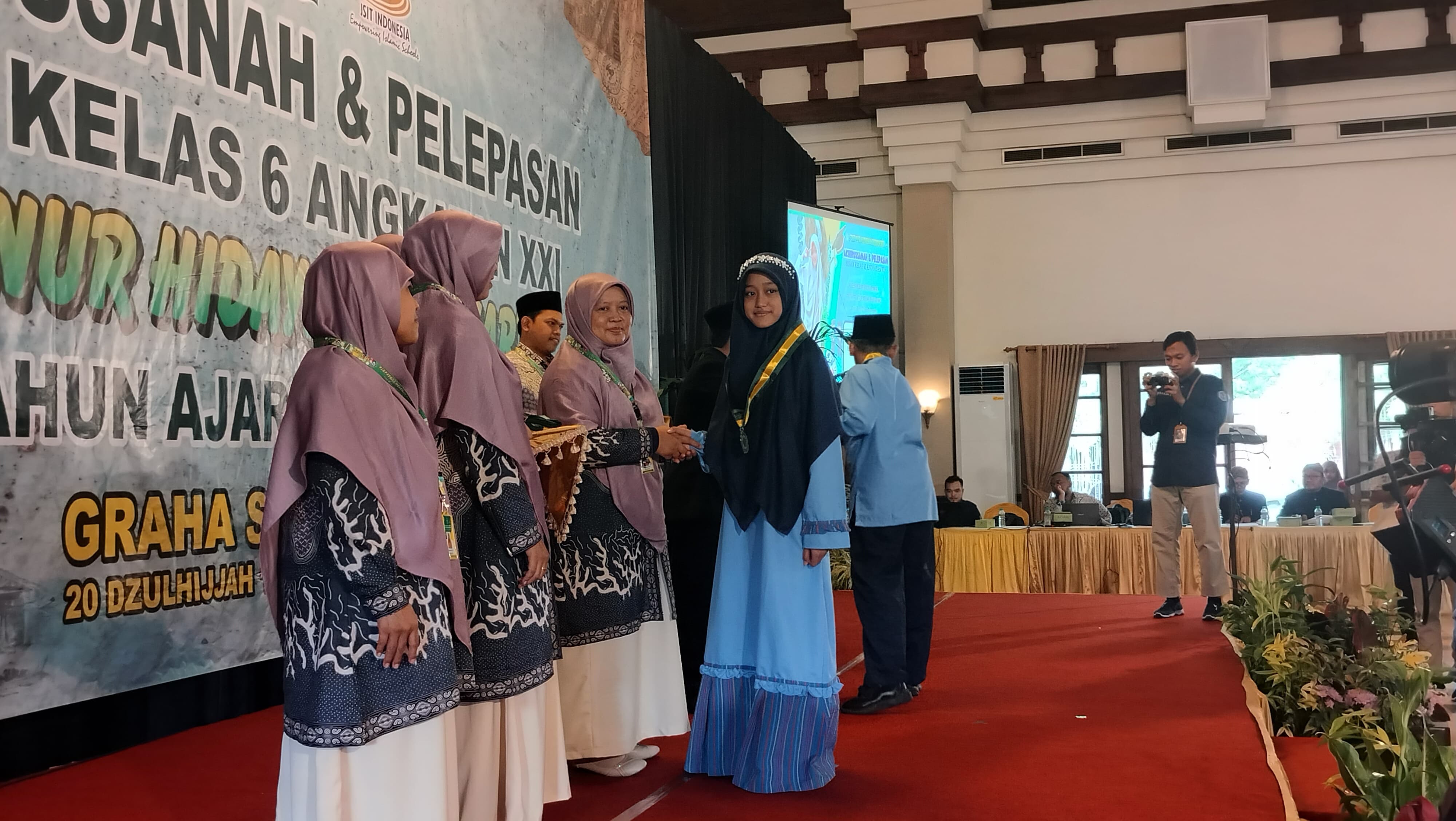 Akhirussanah dan pelepasan siswa kelas VI angkatan ke-21 SDIT) Nur Hidayah Surakarta, Kamis (27/6).