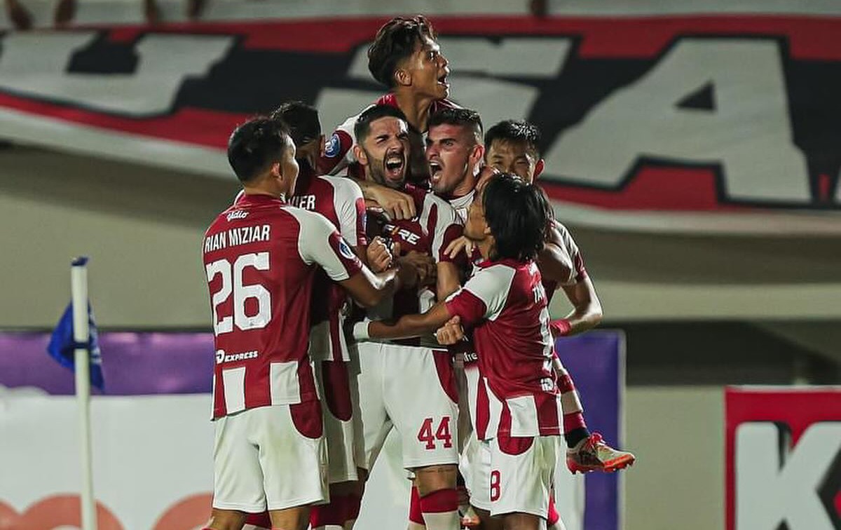 Para pemain Persis Solo memeluk Diego Bardanca usai mencetak gol di Liga 1 2023/2024.