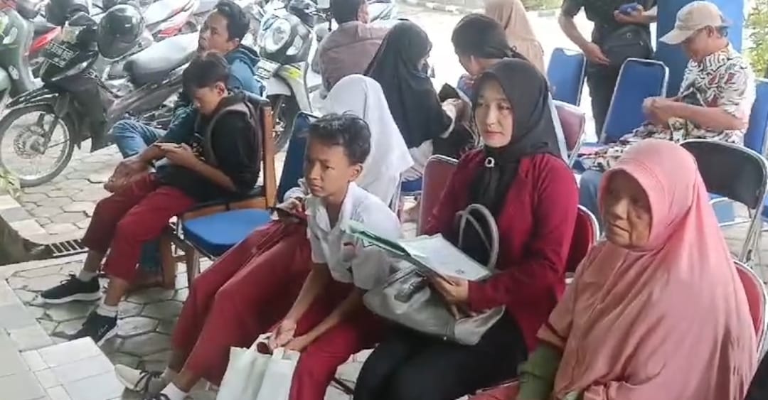 Calon peserta didik konsultasi ke Disdikbud Sragen untuk PPDB tingkat SMP. (Ahmad Khairudin/Radar Solo)
