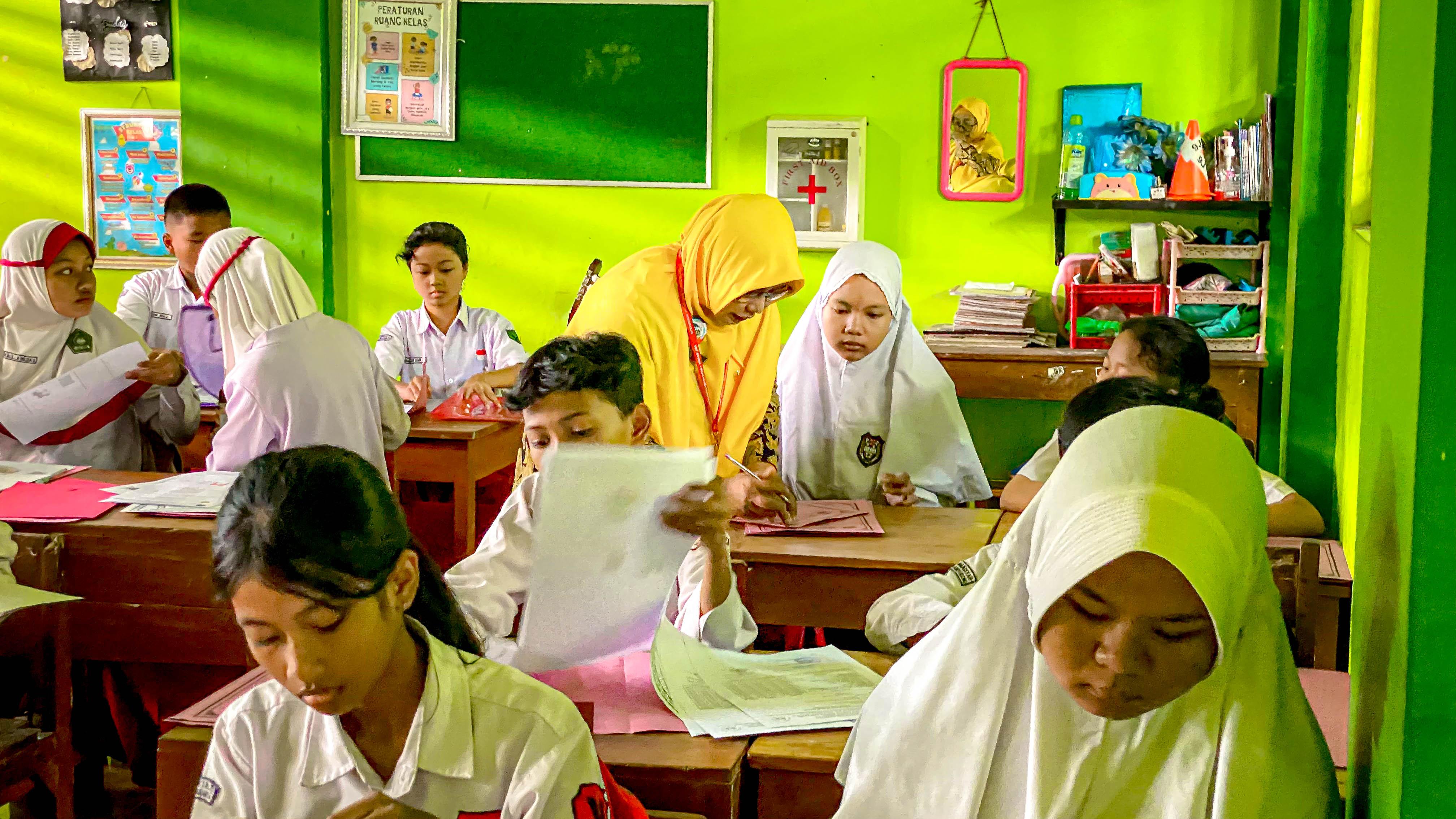 Calon siswa mendaftar di SMPN 1 Kartasura, Kamis (27/7/2024). (Iwan Kawul/Radar Solo)