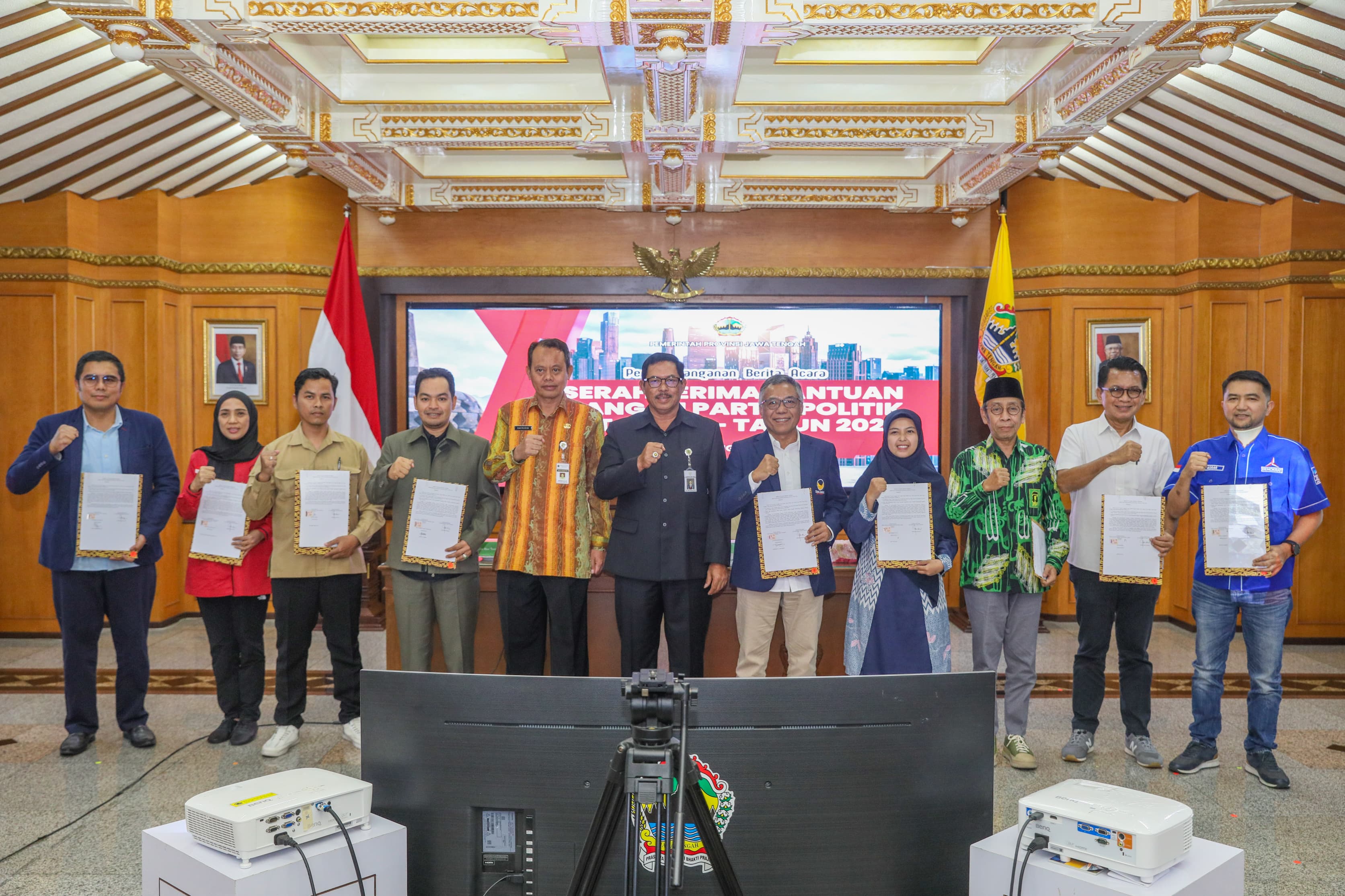 Pj Gubernur Jateng Nana Sudjana bersama 9 pengurus parpol yang menerima bantuan keungan, Kamis (27/6/2024).