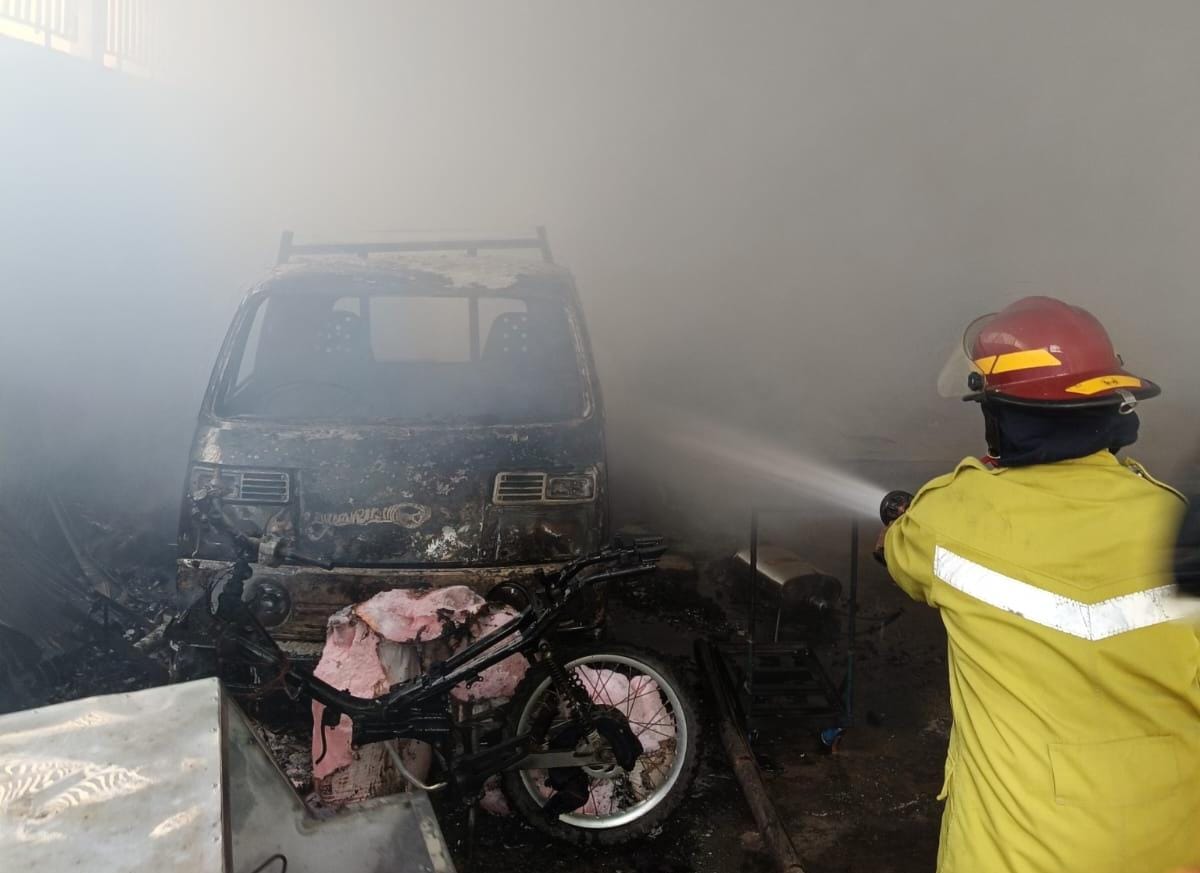 Damkar Wonogiri jinakkan api yang membakar bangunan dan kendaraan di Desa Kerjolor, Kecamatan Ngadirojo, Kamis (27/6/2024)