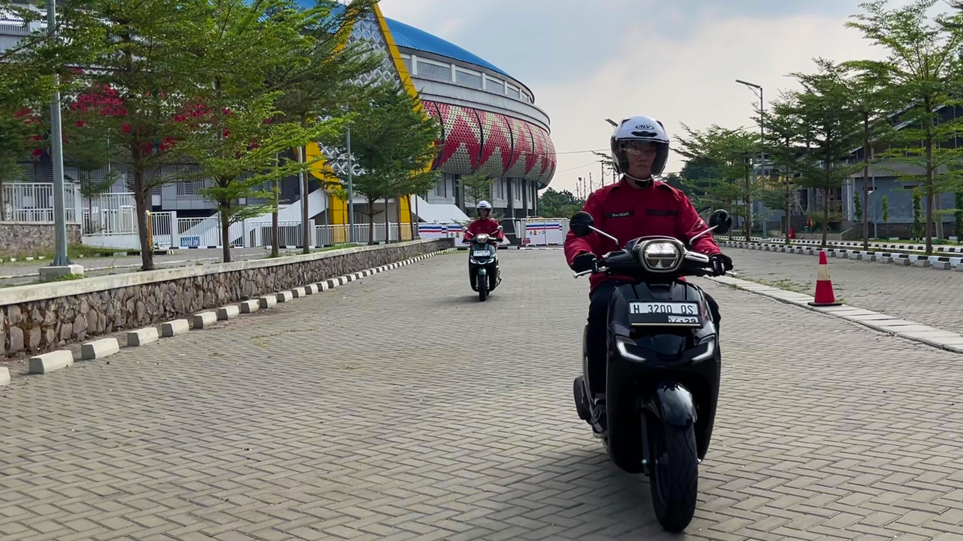 Menjaga jarak dengan kendaraan di jalan sangat diperlukan.