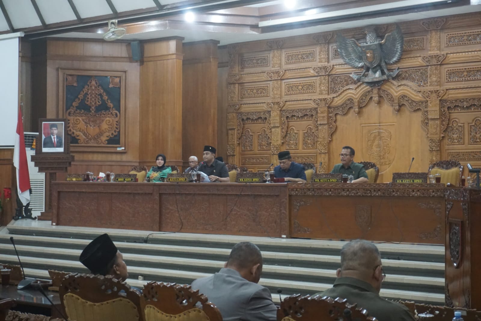 Rapat paripurna dengan agenda pembahasan tiga raperda di Gedung Paripurna DPRD Klaten. (Angga Purenda/Radar Solo)