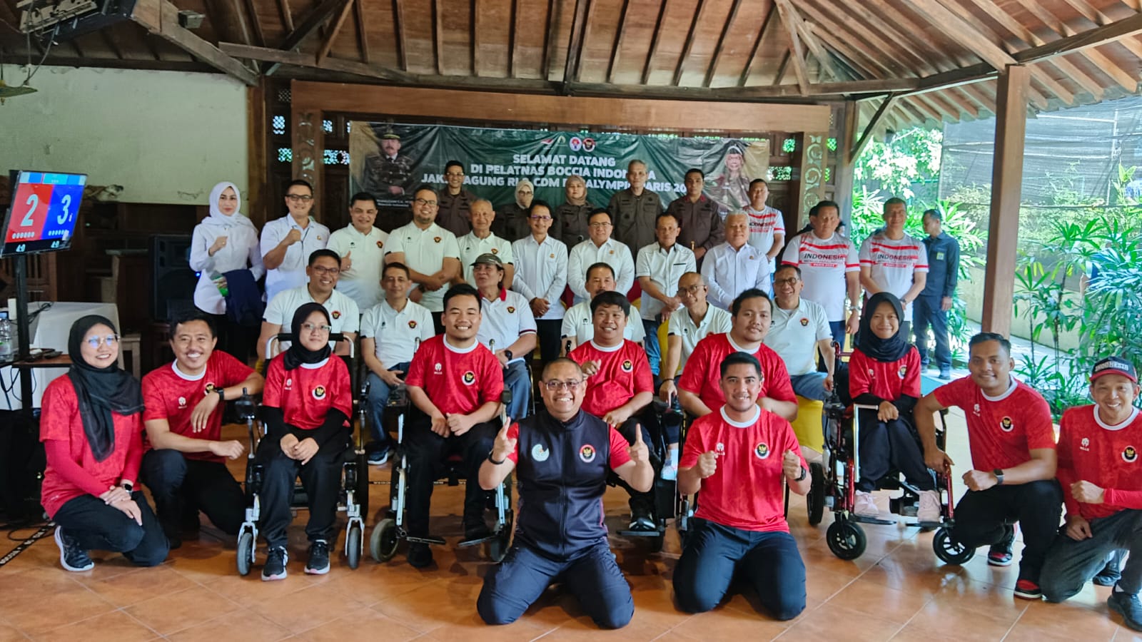 Chef de Mission (CdM) Indonesia,&nbsp;Jaksa Agung Republik Indonesia Burhanuddin&nbsp; dan pimpinan NPC melihat pelatnas atlet paralimpiade di Kota Solo, Kamis (27/6/2024)