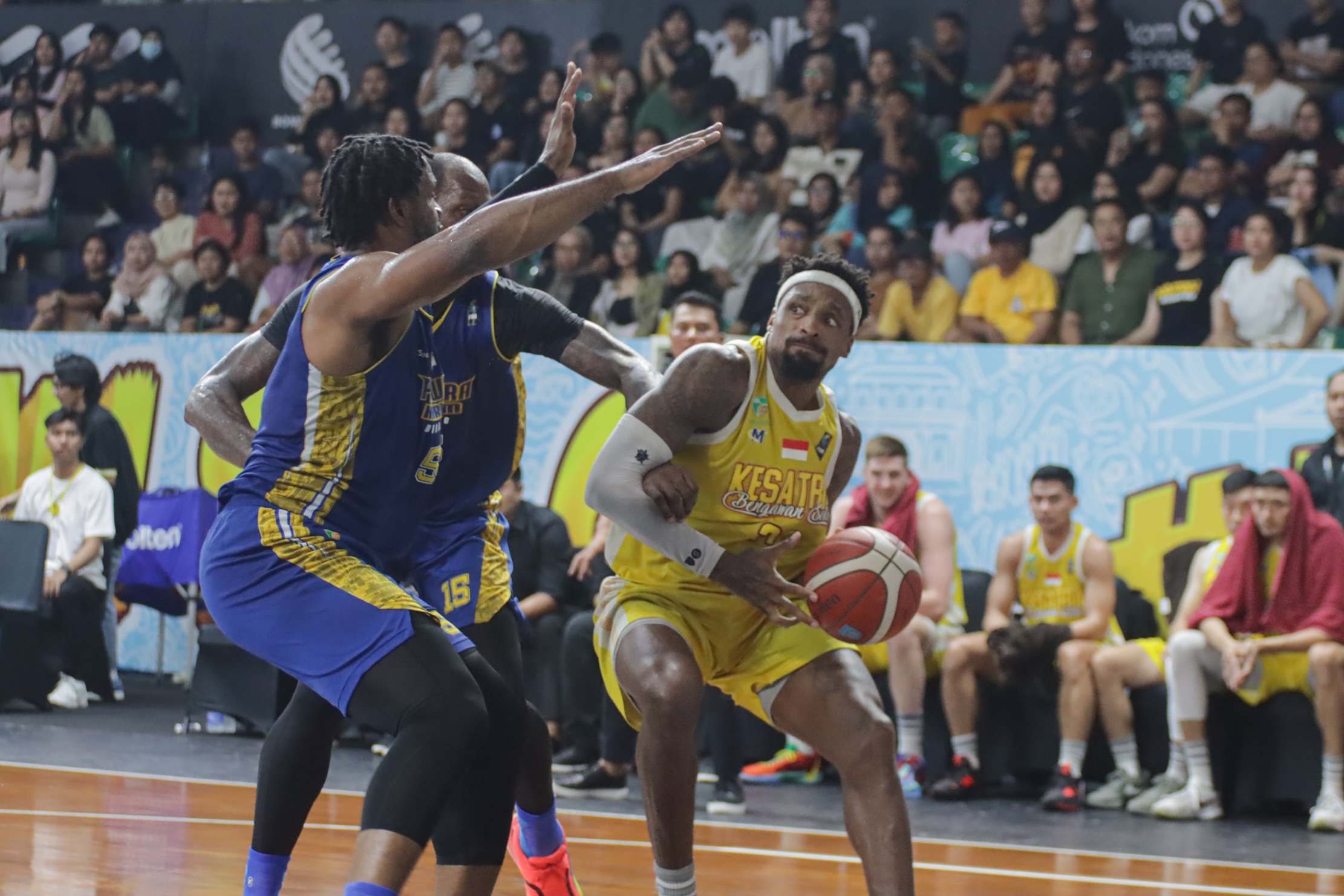 Bintang Kesatria Bengawan Solo Kentrell Barkley (kanan) saat melawan Prawira Harum Bandung di Sritex Arena (28/6).  &nbsp;