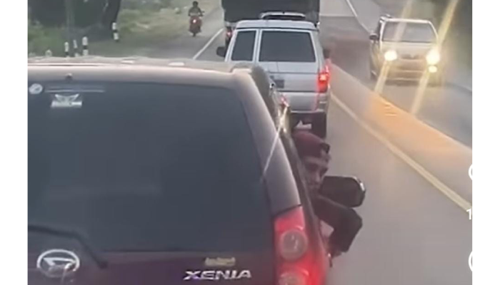 Pengendara Daihatsu Xenia yang mengacungkan senjata tajam ke bus yang melaju di Jalan Raya Sragen Timur, KM 10, Kecamatan, Sambungmacan, Sragen.
