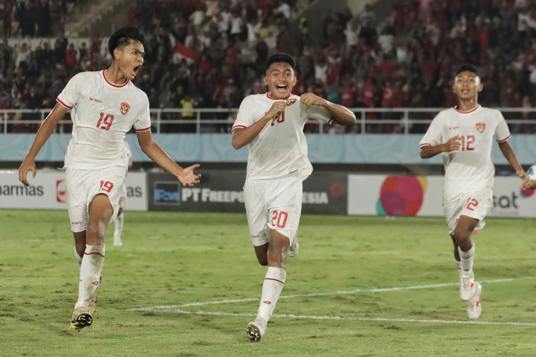 Selebrasi Josh Holong (tengah) usai mencetak gol ke gawang Laos dalam Piala AFF U-16 2024 di Stadion Manahan, Kamis (27/6/2024).