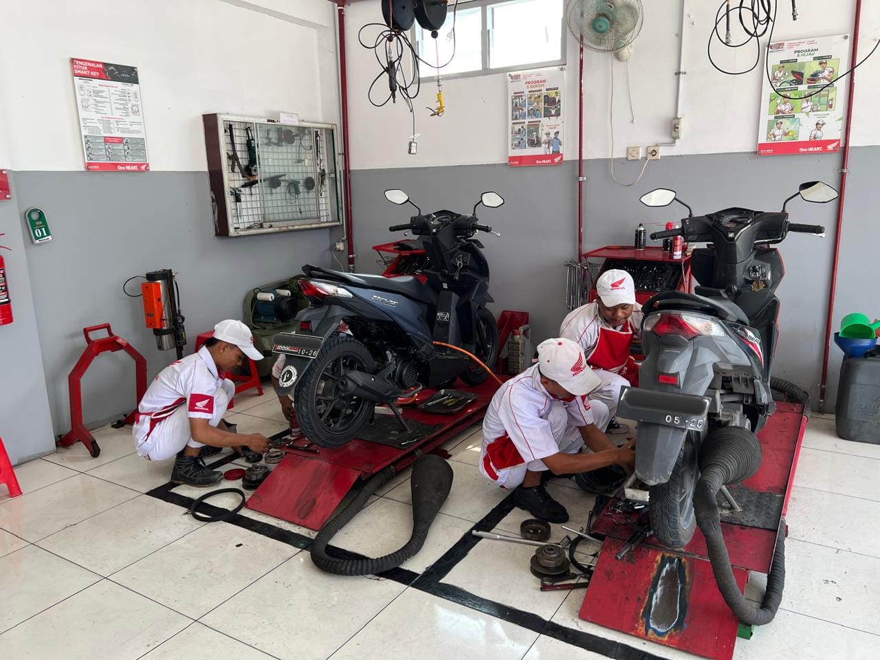 Pos AHASS Teaching Factory SMKN 1 Wonosegoro, Boyolali menservis sepeda motor para jurnalis.