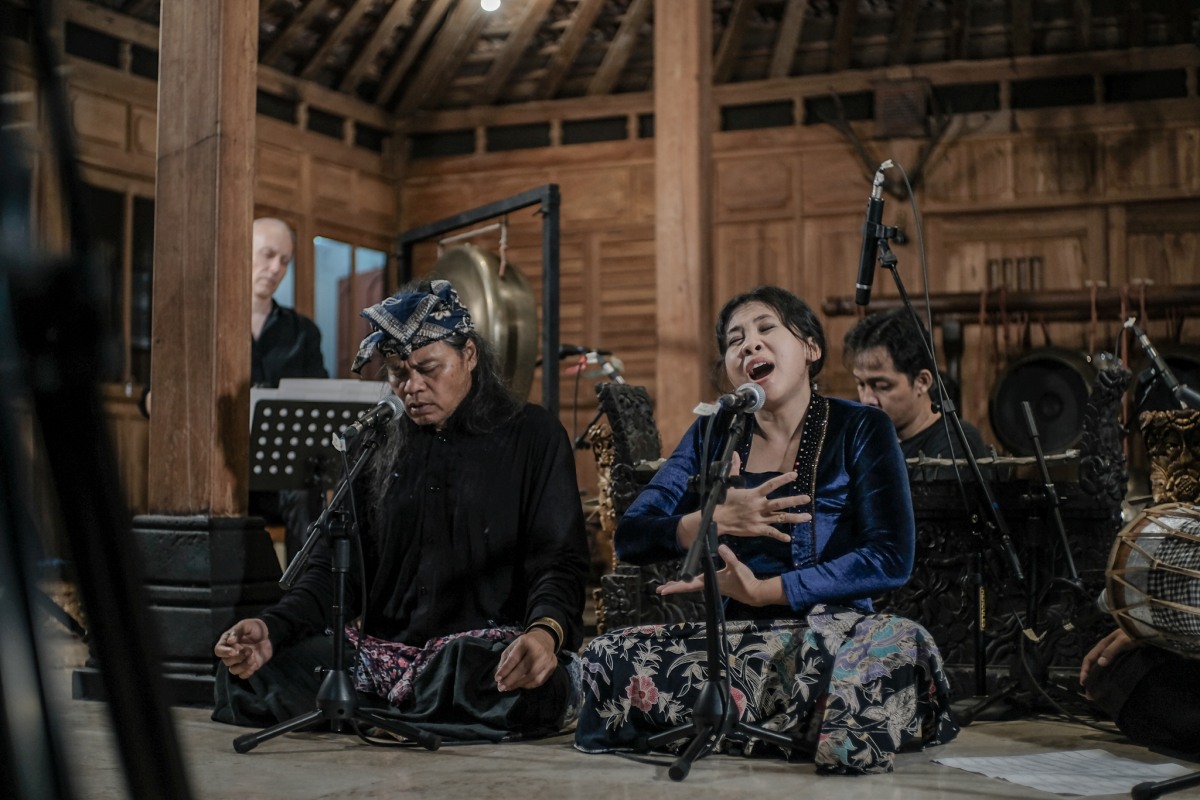 MEMUKAU: Pertunjukkan Ketiga Dawa (Drought), oleh komposer Peni Candra Rini dan arrangement Andy McGraw, belum lama ini.