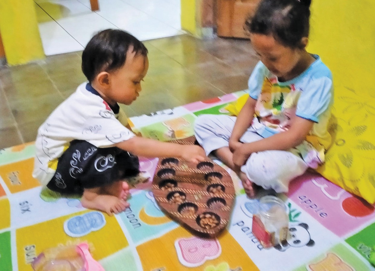 CERIA: Dua anak-anak tengah bermain tradisional, usai puas bermain orangtua akan menyuruh keduanya membenahi mainannya ke tempat yang benar.