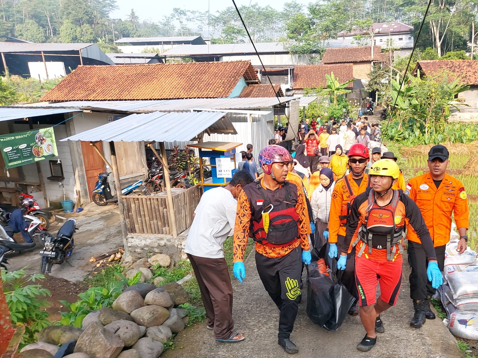Tim SAR gabungan mengevakuasi warga yang tenggelam di Sungai Serayu, Banjarnegara, Sabtu (29/6/2024). (Dokumentasi SAR Semarang)