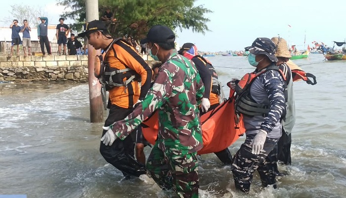 Tim SAR gabungan mengevakuasi korban tenggelam di perairan Laut Jawa di Kabupaten Rembang. (Dokumentasi SAR Semarang)