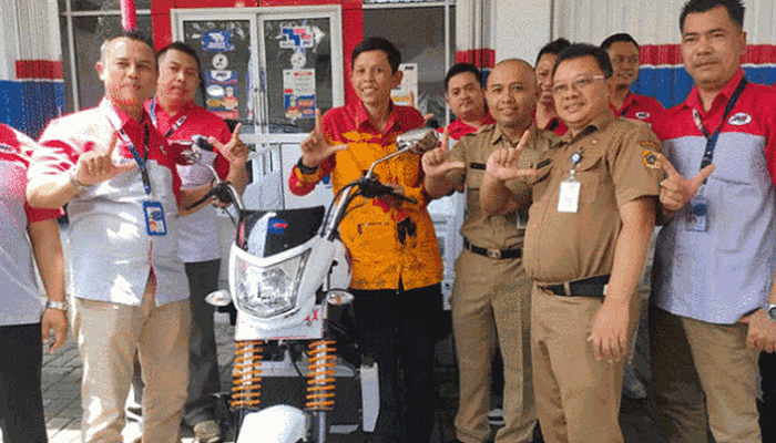 Penyerahan kendaraan roda tiga dari JNE pada Wahyudi, pegiat literasi asal Wonogiri pada Maret 2023.