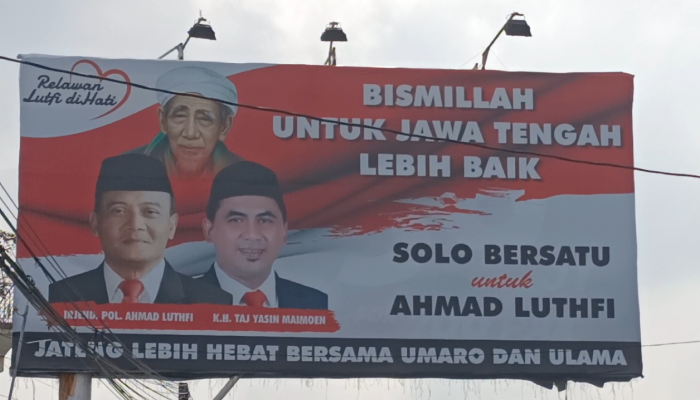Baliho bergambar Kapolda Jateng Irjen Pol Ahmad Luthfi berdampingan dengan Taj Yasin Maimoen terpasang di Jalan Letjen Soeprapto, Sumber, Banjarsari, Solo, Sabtu (29/6).