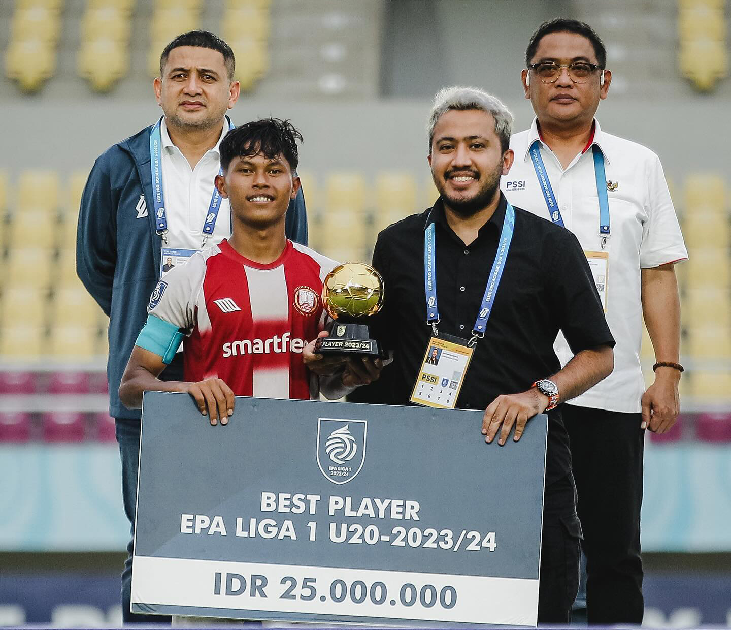 Dika Kuswardani saat menyabet predikat sebagai pemain terbaik EPA Liga 1 U-20 2023/2024.