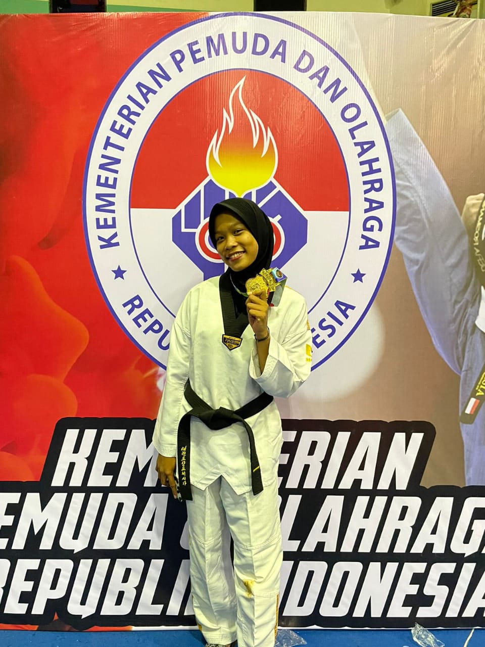 &nbsp;Abi Nidya Irawati memamerkan medali dalam sebuah kejuaraan taekwondo. (IST)